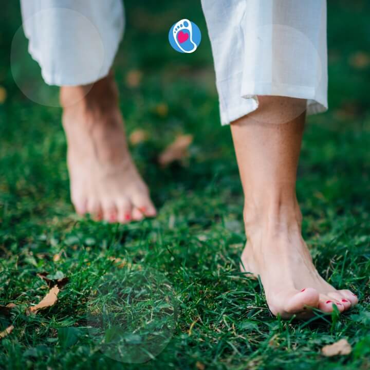 Chodzenie boso – wzmocnienie mięśni i naturalna regeneracja stóp typ-jak-dbac-o-stopy-bosa-stopka-buty-barefoot-chodzenie-boso-po-trawie