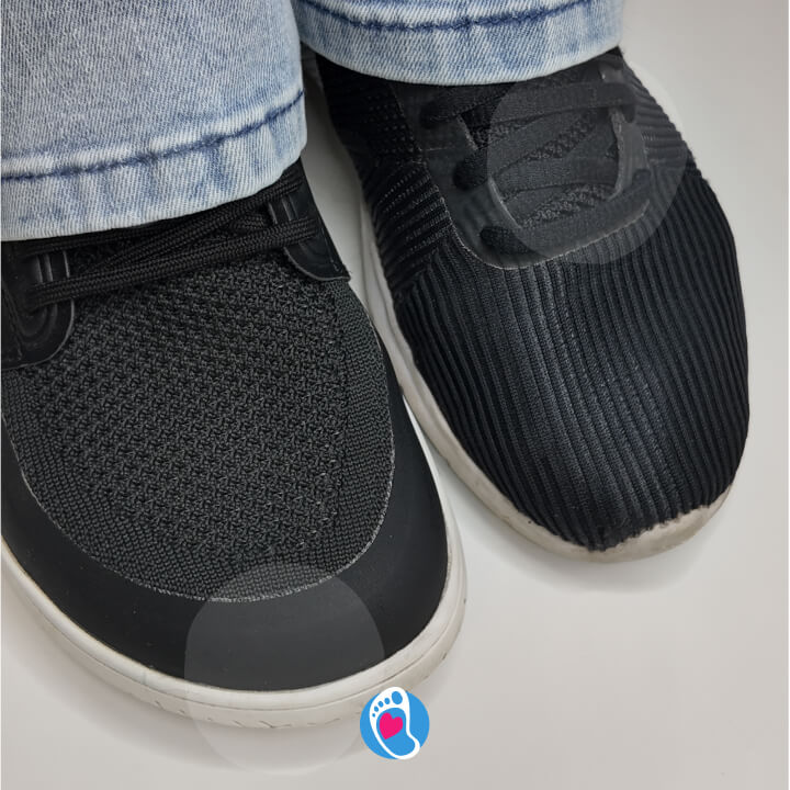 Porównanie butów barefoot i tradycyjnych – miejsce na palce i komfort stopy Zdjęcie przedstawiające różnicę między butami barefoot a tradycyjnymi pod kątem przestrzeni dla palców.