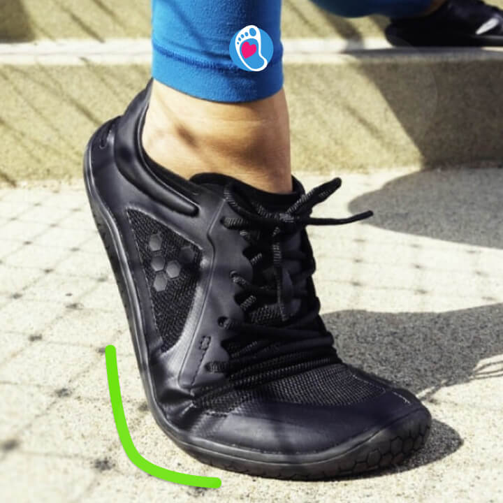 Damska stopa w bucie barefoot na palcach - vivobarefoot