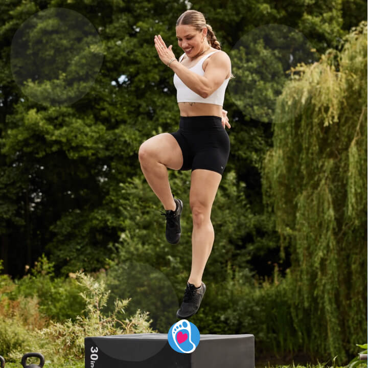 BLOG-bosa-stopka-buty-barefoot- buty-na-siłownie-vivobarefoot-primus-lite-buty-damskie-trening-cardio-fitness Kobieta ćwiczy w butach barefoot, ćwiczenia cardio, trening na skrzyni - vivobarefoot