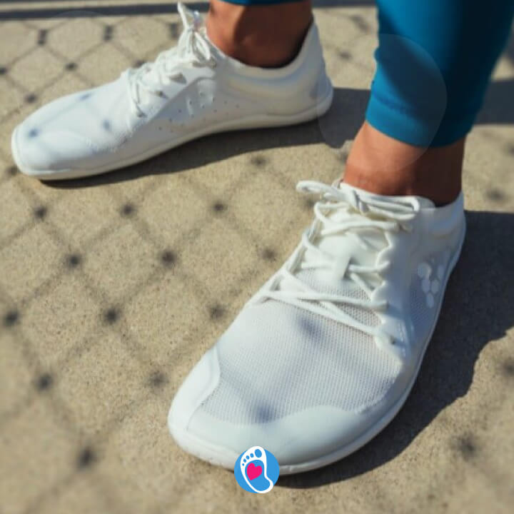 Kobieta stoi w butach barefoot - vivobarefoot