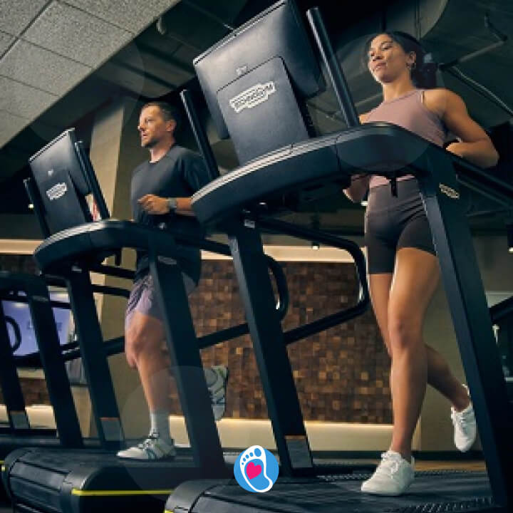 BLOG-bosa-stopka-buty-barefoot- buty-na-siłownie-xero-shoes-prio-buty-meskie-damskie-trening-cardio-bieznia Kobieta i mężczyzna biegają w butach barefoot na bieżni na siłowni - xero shoes