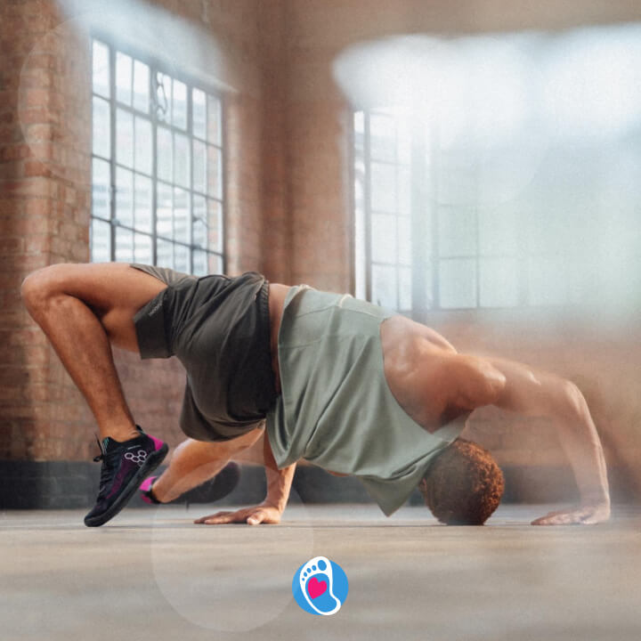 Mezczyzna trenujacy w butach barefoot Vivobarefoot w industrialnej hali – naturalny ruch, elastyczne obuwie.