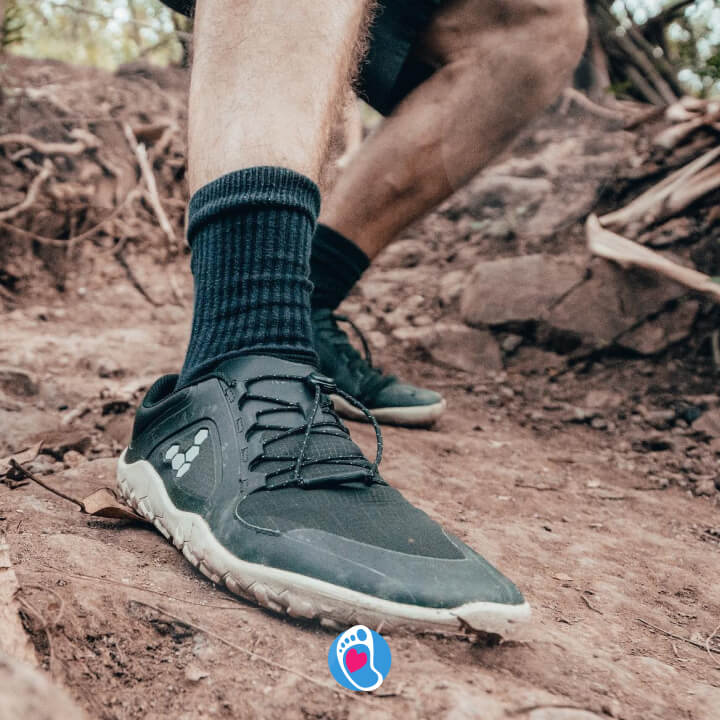 Buty barefoot Vivobarefoot na lesnej sciezce – elastyczne, zero-drop, dopasowane do naturalnego ruchu stopy.