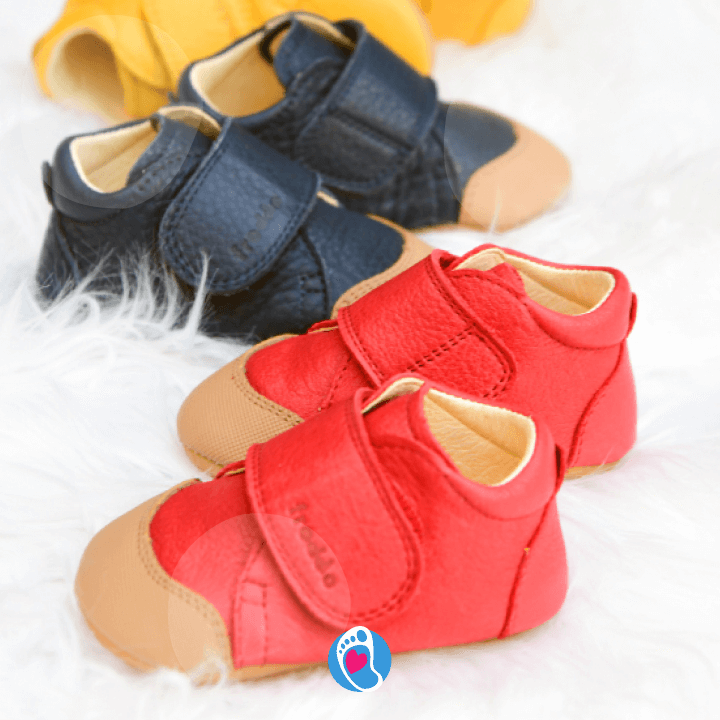 froddo-buty-barefoot-buty-dzieciece-elastyczne-na-bialym-tle-Bosa-Stopka Froddo barefoot buciki niemowlęce soft sole w kolorach czerwonym i granatowym. Idealne do domu – zdrowe i miękkie.