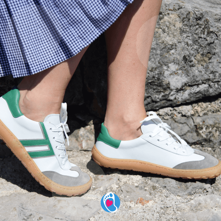 froddo-barefoot-ad-f-motion-buty-barefoot-buty-damskie-Bosa-Stopka Damskie buty barefoot Froddo F-Motion z zielonymi akcentami przy kamienistej ścieżce. Komfort i naturalny ruch stopy