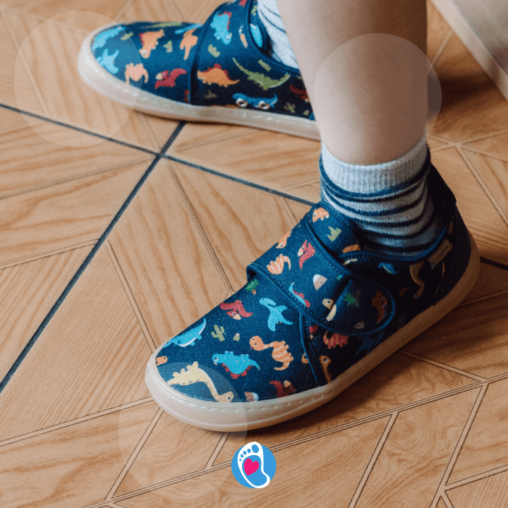 ameko-buty-barefoot-kapcie-dino-buty-dzieciece-na-plytkach-Bosa-Stopka. Tekstylne kapcie barefoot Ameko z motywem dinozaurów. Wygodne i elastyczne buciki dla dzieci do noszenia w domu.