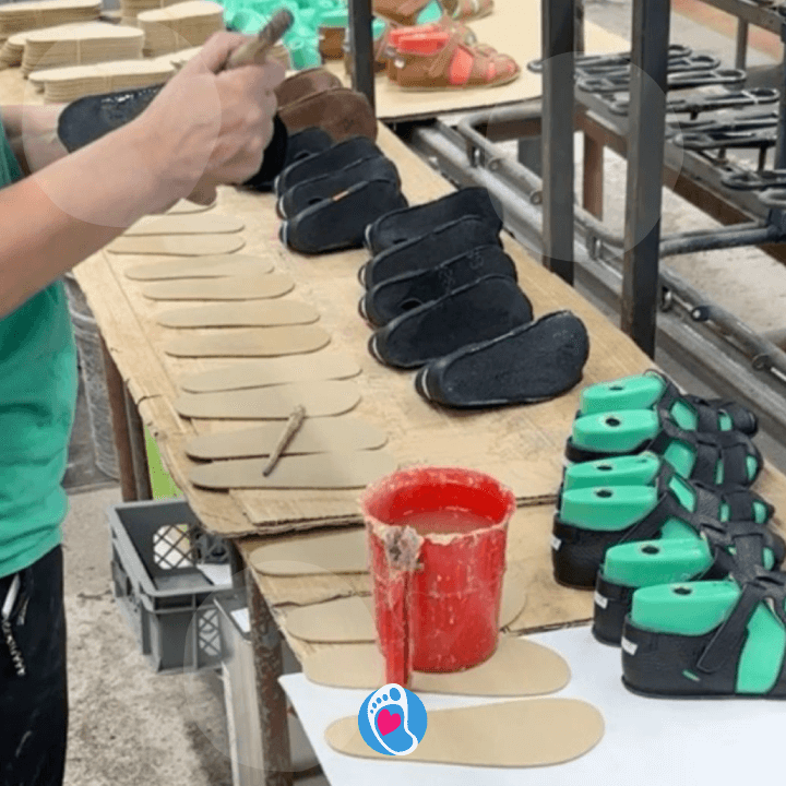 baby-bare-buty-barefoot-buty-dzieciece-wkladki-recznie-lepione-Bosa-Stopka Etap produkcji butów dziecięcych barefoot Baby Bare. Ręczna precyzja, naturalne wkładki i elastyczne wykończenie dla małych stóp