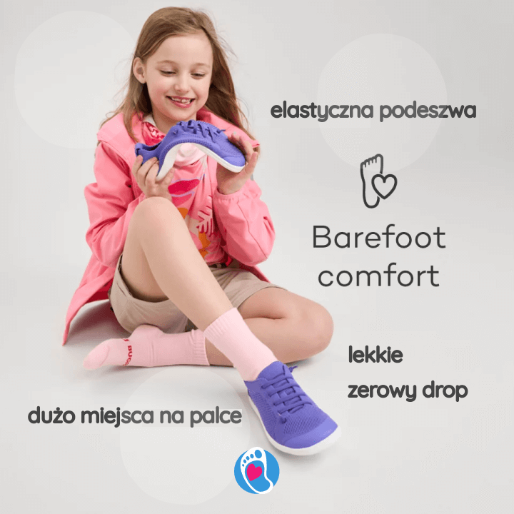 reima-buty-barefoot-buty-dzieciece-zero-drop-dziewczynka-biala-sceneria-Bosa-Stopka Wygodne buty Reima barefoot – dziewczęcy model w jasnym wnętrzu. Elastyczne i zdrowe dla dziecięcych stóp