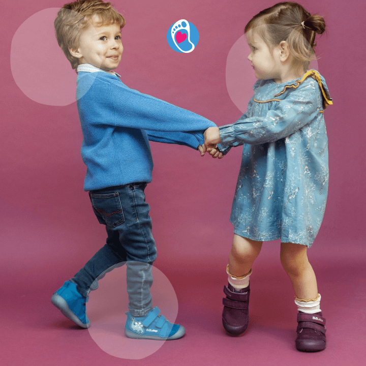 ddstep-buty-barefoot-buty-dzieciece-sneakersy-i-trzewiki-sesja-rozowe-tlo-Bosa-Stopka Radosna scena dziecięca z butami barefoot D.D. Step na różowym tle. Ruch, swoboda i naturalne ułożenie stopy