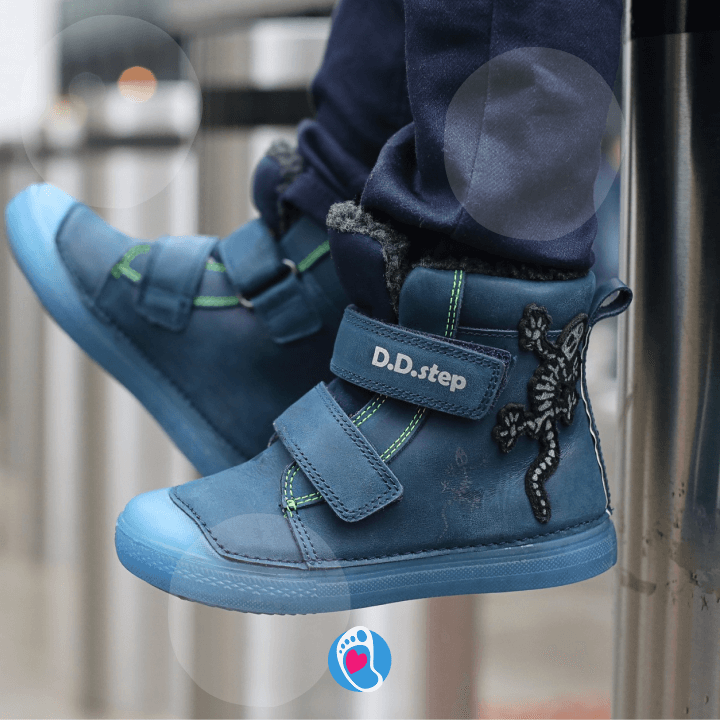 d.dstep-buty-barefoot-buty-dzieciece-sniegowce-jaszczurka-miasto-Bosa-Stopka Zimowe buty barefoot D.D. Step z ozdobą jaszczurki. Miasto w tle, idealne na chłodne dni