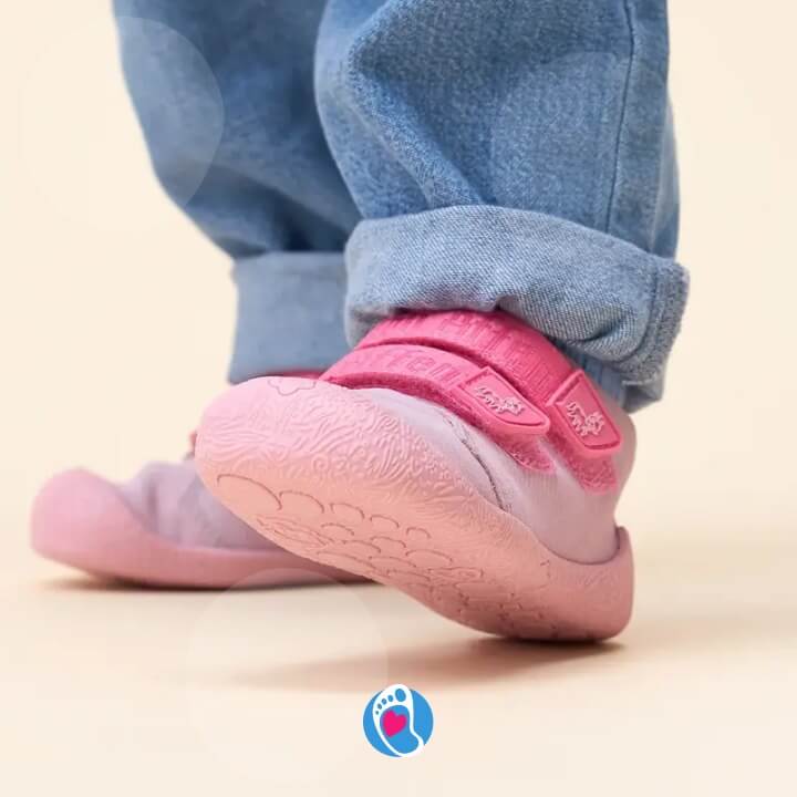 Affenzahn-Prewalker-Leather-Walky-buty-barefoot-buty-dzieciece-na-rozowo-nauka-kroku-Bosa-Stopka Affenzahn Prewalker Leather Walky barefoot w pastelowym rozowym kolorze na malych stopach. Idealne buty niemowlece do nauki chodzenia