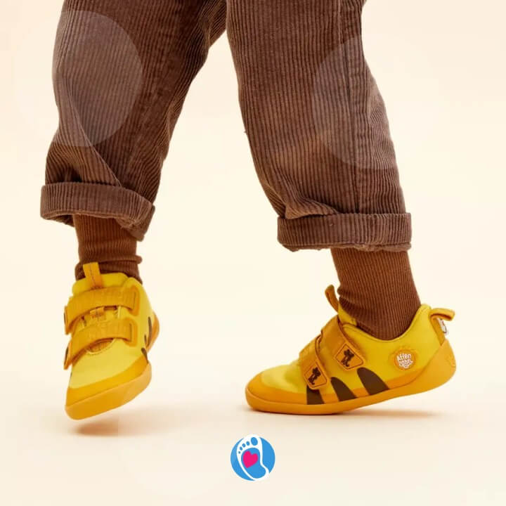 affenzahn-buty-barefoot-buty-dzieciece-sneakersy-żółte-zabawa-wnetrze-Bosa-Stopka Zolte sneakersy barefoot Affenzahn podczas zabawy w pomieszczeniu. Idealne buty dla dzieci — lekkie i elastyczne