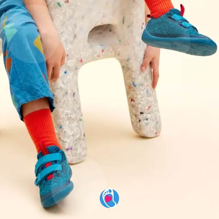 affenzahn-Sneaker-knit-happy-buty-barefoot-buty-dzieciece-niebieskie-plac-zabaw-Bosa-Stopka Dzieciece buty barefoot Affenzahn Sneaker Knit Happy w kolorze niebieskim — lekkie, wygodne i dopasowane do malej stopy