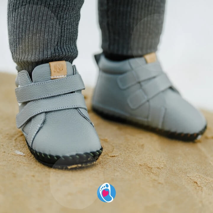 Minimus-Prewalker-Skylark-2-buty-barefoot-buty-dzieciece-szare-piasek-zabawa-Bosa-Stopka Szare buty barefoot Minimus Prewalker Skylark 2 na piasku — idealne na pierwsze spacery. Elastyczne buty dla dzieci.