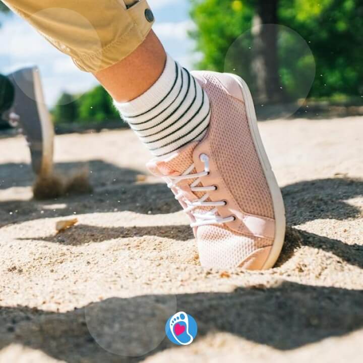 xero-shoes-dillon-knit-buty-dzieciece-rozowe-sportowe-piasek-Bosa-Stopka Rozowe dzieciece buty barefoot Xero Shoes Dillon Knit na piasku. Sportowe, przewiewne i wygodne na lato