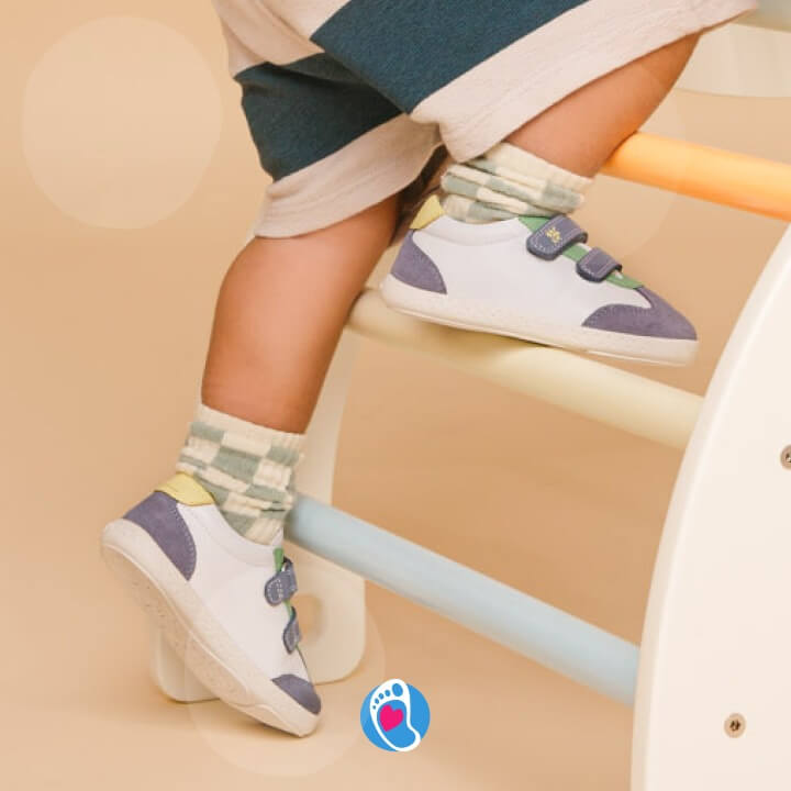 Garvalin-Soft-Sneakersy-Rejilla-buty-barefoot-buty-dzieciece-biale-na-drabince-pastelowe-Bosa-Stopka Garvalin Soft Sneakersy Rejilla Buty barefoot Baby Bare w pastelowych odcieniach podczas wspinaczki na kolorowej drabince. Idealne buty do przedszkola