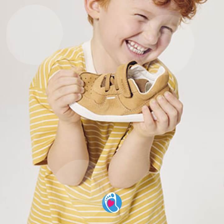 primigi-buty-barefoot-buty-dzieciece-sing-sneaker-usmiechniete-dziecko-Bosa-Stopka Bezowe buty barefoot Primigi Sing Sneaker w usmiechnietej prezentacji dziecka. Lekkie i zdrowe buty dla dzieci. Bosa Stópka