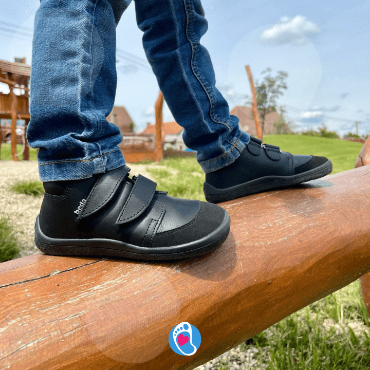 boty-beda-buty-barefoot-buty-dzieciece-balans-na-polu-zabawy-Bosa-Stopka Boty Beda barefoot – dziecięce buty na przygodę na świeżym powietrzu. Elastyczne, zero drop, idealne na plac zabaw